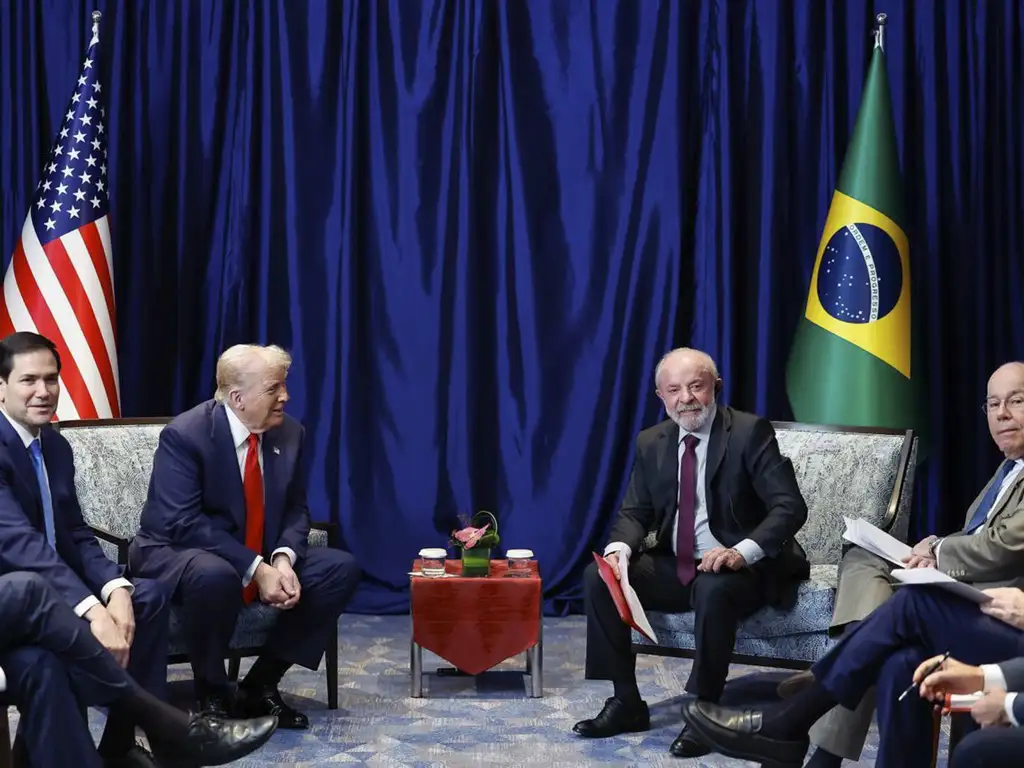 Durante reunião na Malásia, Lula defendeu diálogo direto e pediu a Trump a revisão do tarifaço que afeta exportações brasileiras