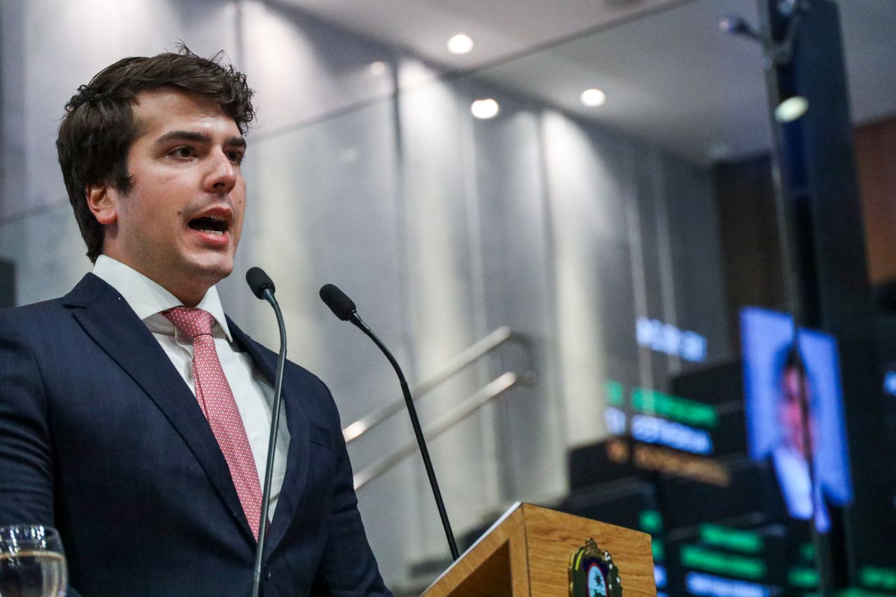 O deputado Antonio Coelho ocupou a tribuna para cobrar as 60 mil vagas de creche prometida na campanha da governador Foto Jarbas Araújo Alepe
