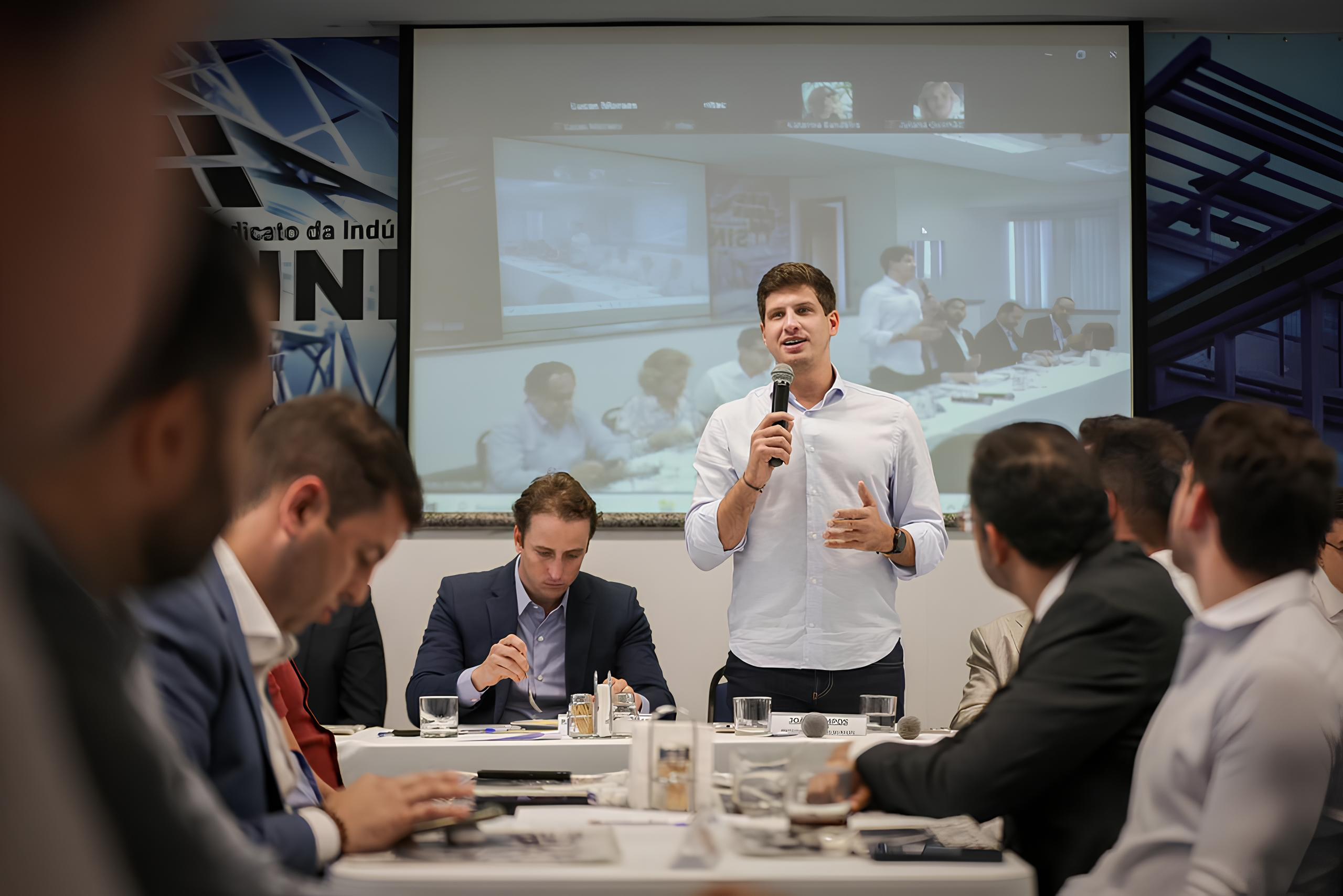 O prefeito João Campos