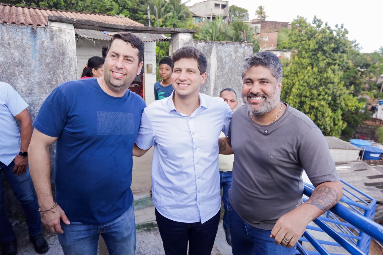 O prefeito João Campos entregou obra com investimento de R$ 828 mil, intervenção beneficiou 15 famílias da Primeira Travessa Água Azul, na Zona Norte do Recife