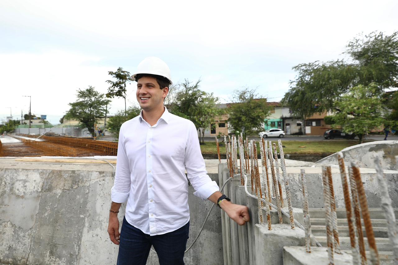 O prefeito do Recife, João Campos, visitou as obras da Ponte do Arruda para conferir o andamento