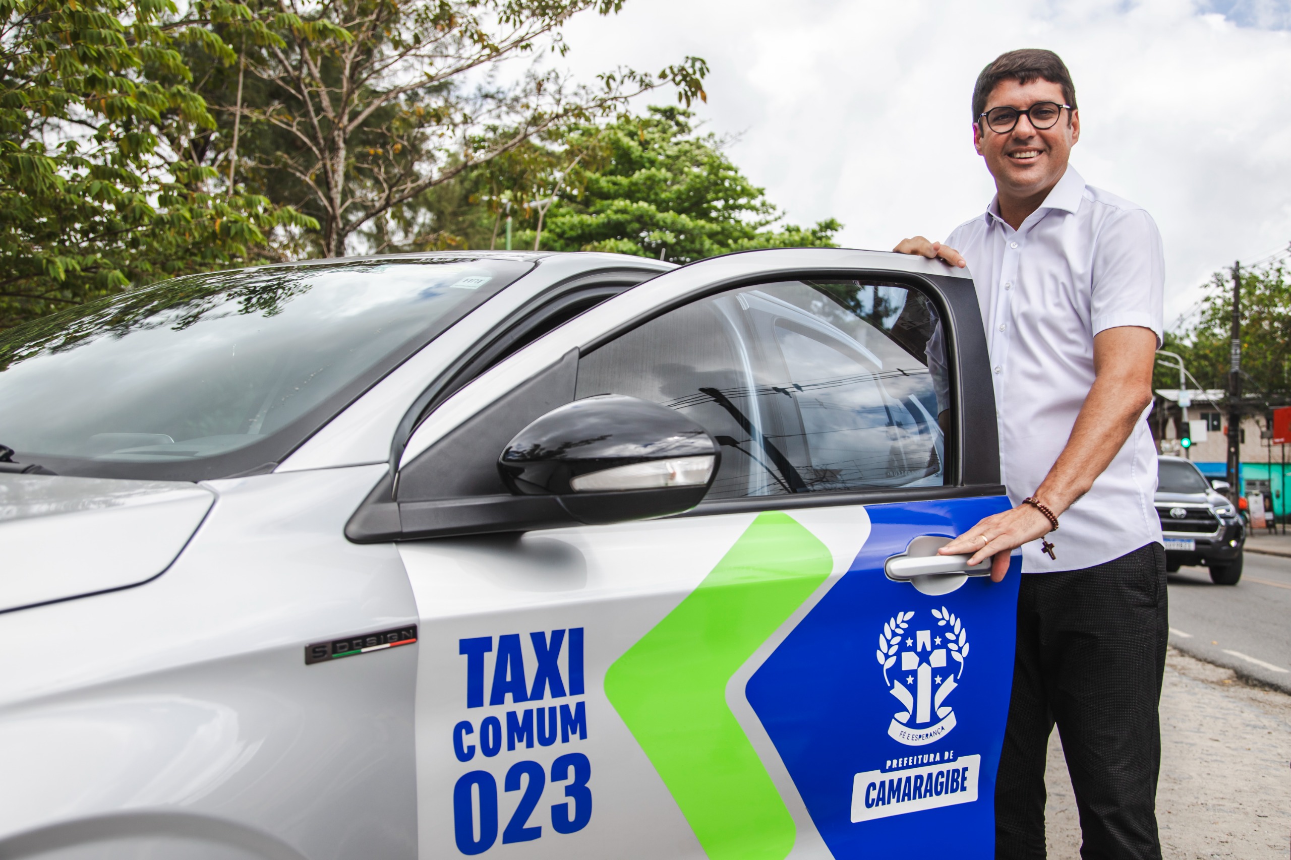 Prefeito Diego Cabral amplia vida útil dos táxis para 10 anos e autoriza caminhonetes a operar em Camaragibe, com nova padronização da frota