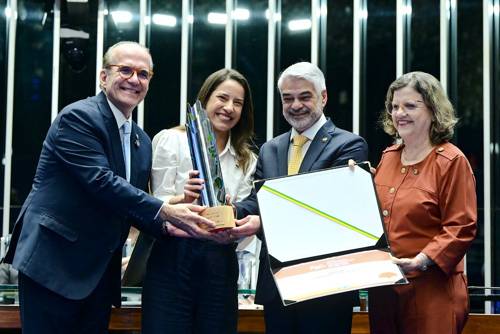 Raquel Lyra recebeu o prêmio pela educação na idade certa e posou ao lado dos senadores Teresa Leitão, Humberto Costa e Fernando Dueire Foto Geraldo Magela Agencia Senado