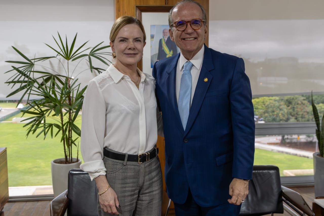 Senador Fernando dueire reforçou à ministra Gleisi Hoffmann a urgência na conclusão do sistema hídrico que atenderá 1,3 milhão de pessoas