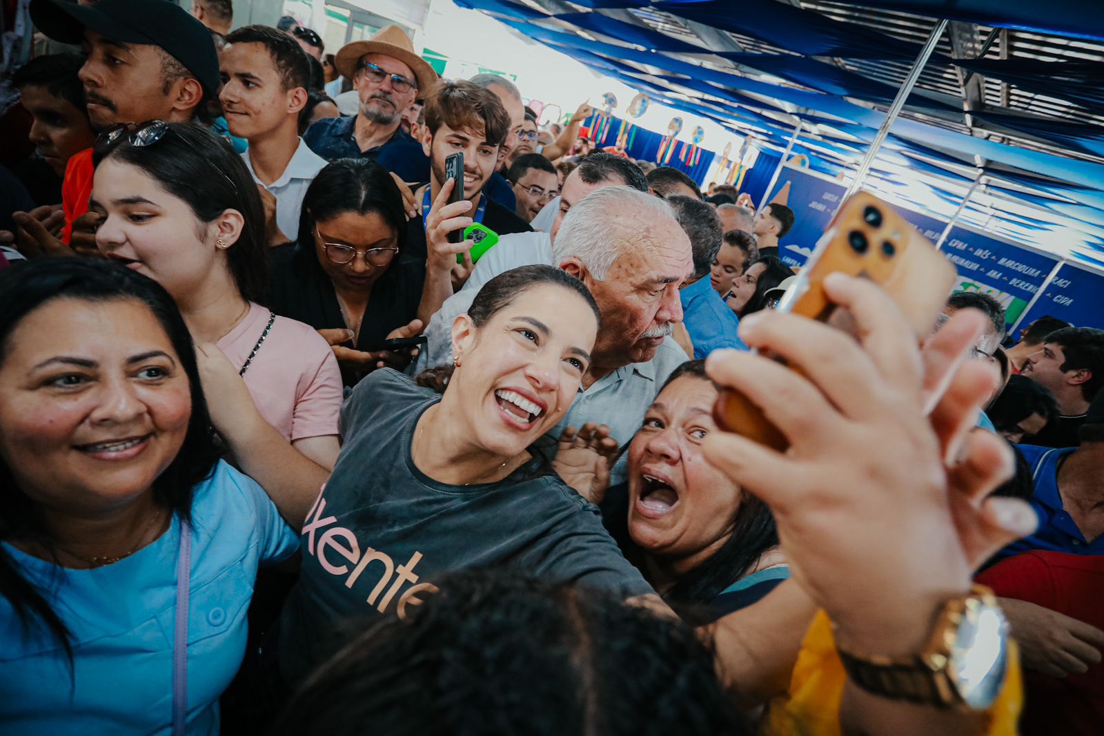 A governadora Raquel Lyra visitou a 37ª Feira de Bordados em Passira, reforçando o apoio do Estado ao artesanato e à economia criativa