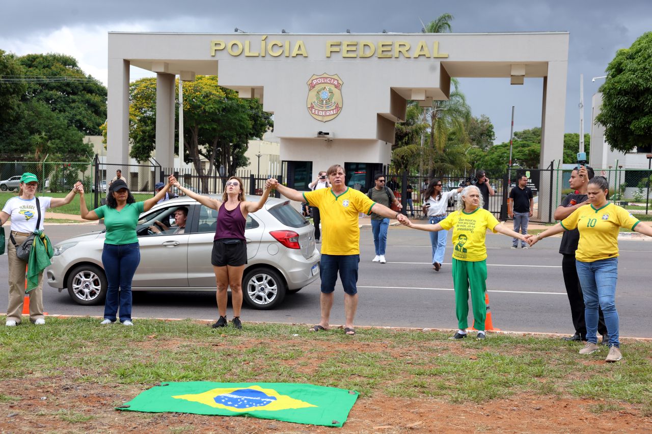 Admiradores do ex-presidente Jair Bolsonaro foram para a frente da sede da Polícia Federal em Brasília para rezer pelo político Foto Valter Campanato Agência Brasil