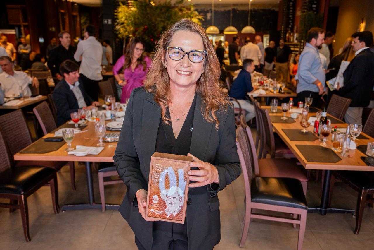 Débora Almeida é homenageada pel Avipe no Jantar do Galo Pernambucano pela contribuição à avicultura. Setor registra crescimento