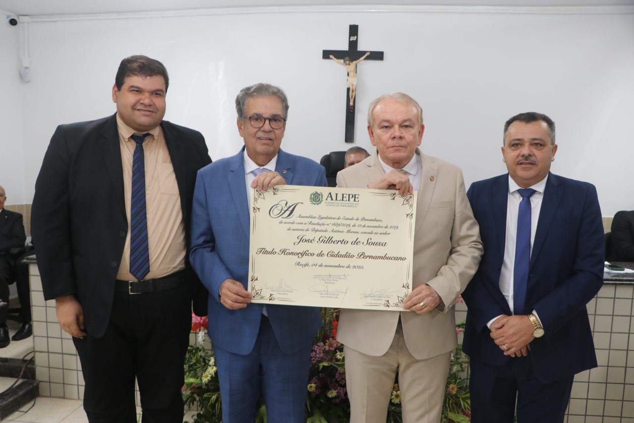 Deputado Antônio Moraes entrega título de cidadão pernambucano ao juiz José Gilberto, e TJPE recebe homenagens em Macaparana