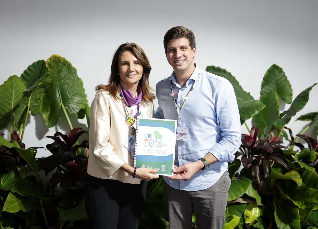 Documento entregue pelo prefeito João Campos à CEO da COP30, Ana Toni, reúne contribuições de mais de 150 alunos da rede municipal