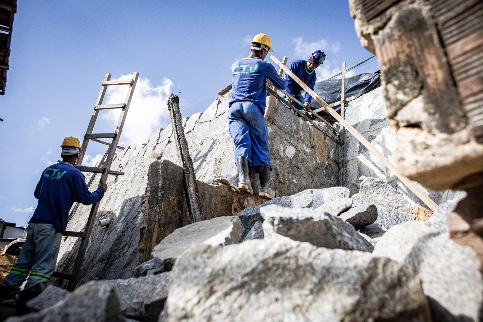Estado cria 10.590 empregos formais no mês, enquanto Recife responde por 38% do total e registra o melhor resultado para outubro desde 2021