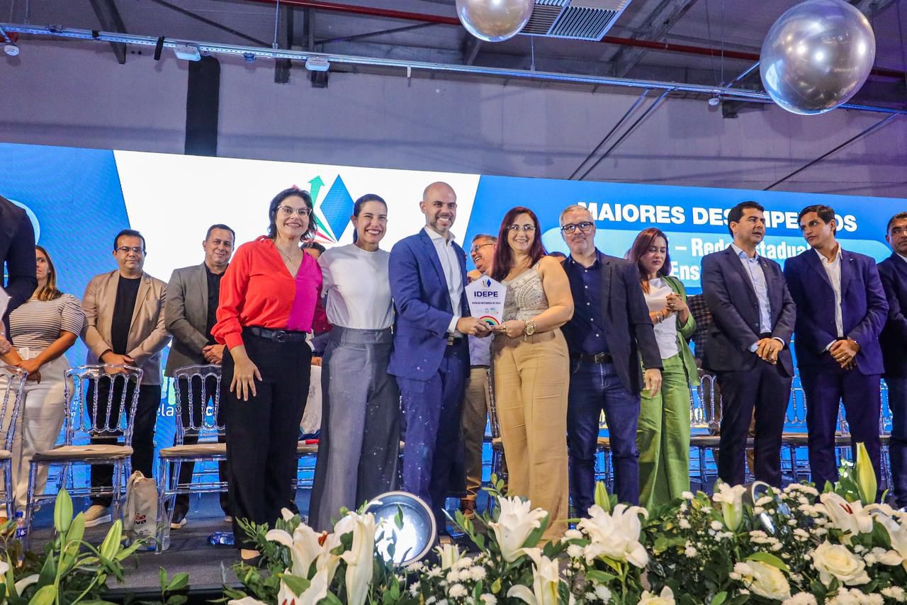 Governo entrega Prêmio Idepe 2024 a 96 escolas e reforça ações de cooperação com municípios para melhorar os indicadores da educação