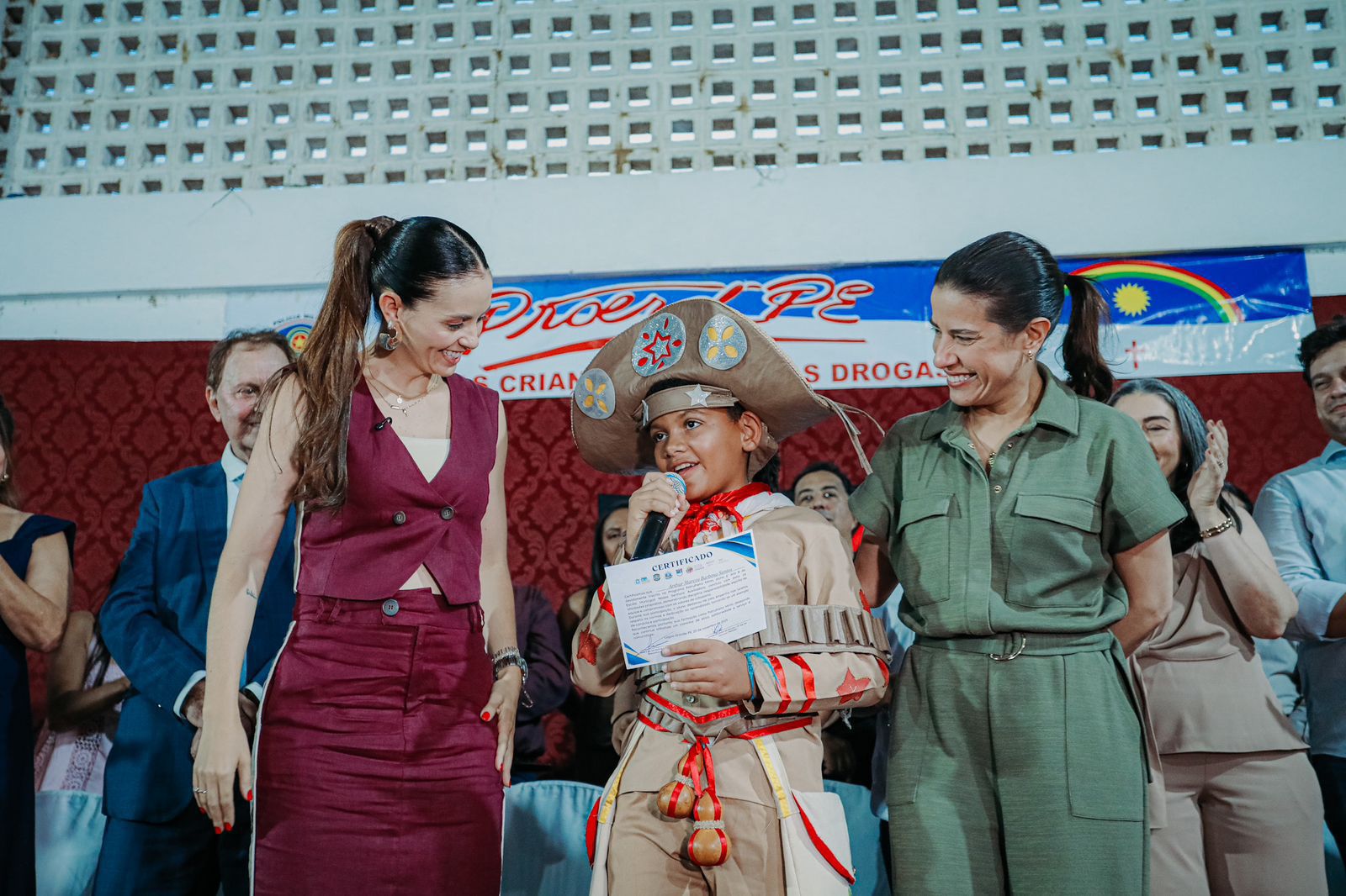 Raquel Lyra participa da formatura de 1.170 estudantes do Proerd e Patrulheiro Mirim em Lagoa Grande, reforçando ações de prevenção às drogas