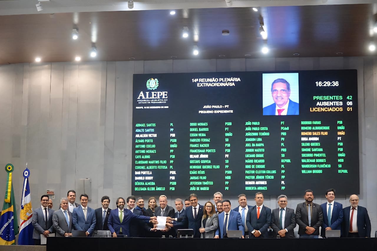 Após as aprovações das matérias, os deputados foram à Mesa da Alepe para uma foto com o presidente Álvaro Porto Foto Lucas Patrício Divulgação