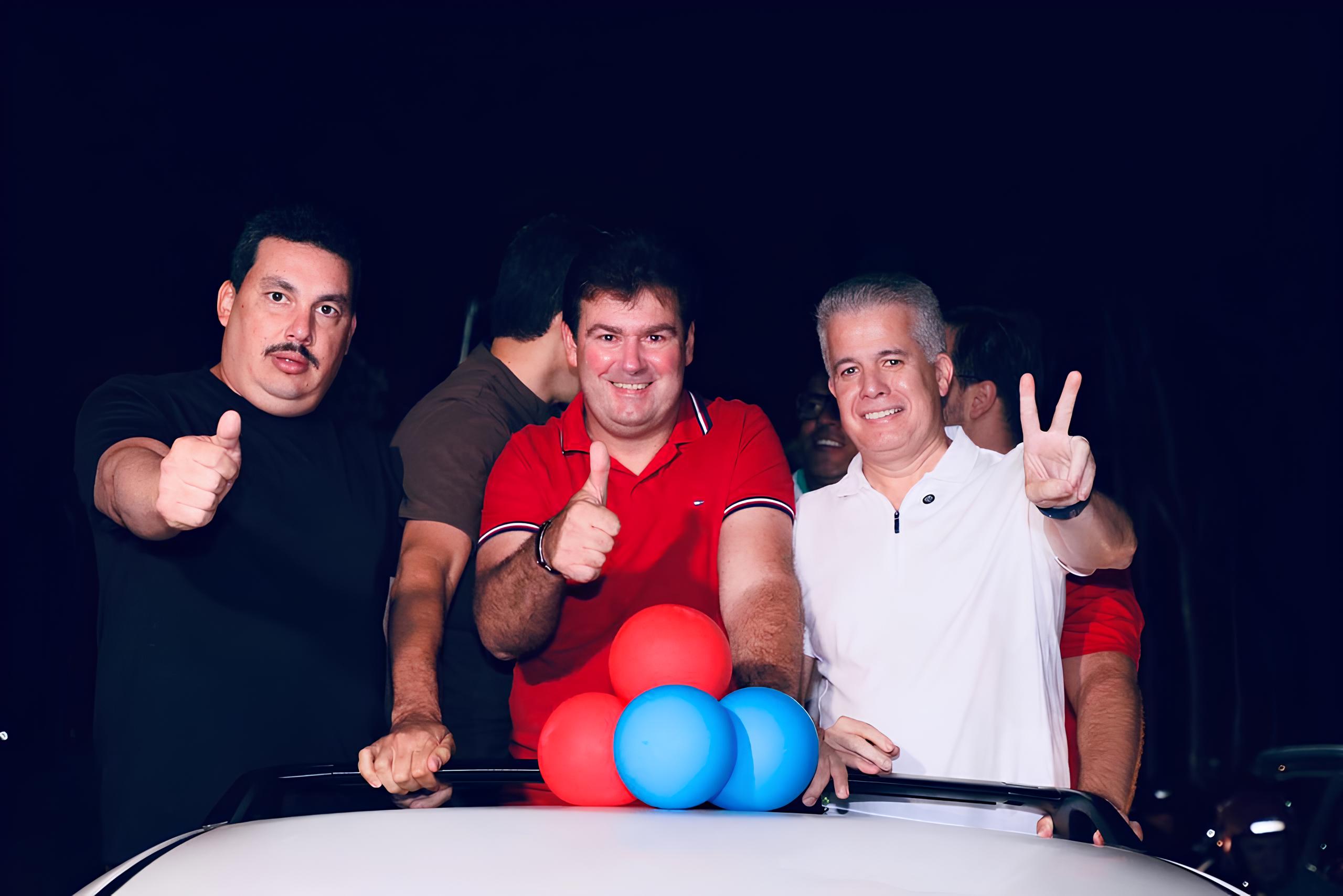 Deputado Edson Vieira recebe apoio do prefeito de Sairé, Gildo Dias, durante evento com entrega de veículos para reforço dos serviços públicos