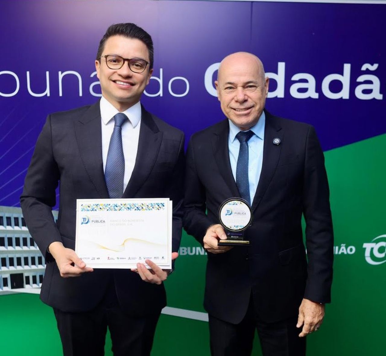 Diretor de Controle e Risco do BNB, Leonardo Cruz, e o presidente Wanger Alencar recebem Selo Ouro do TCU Foto Divulgação BNB