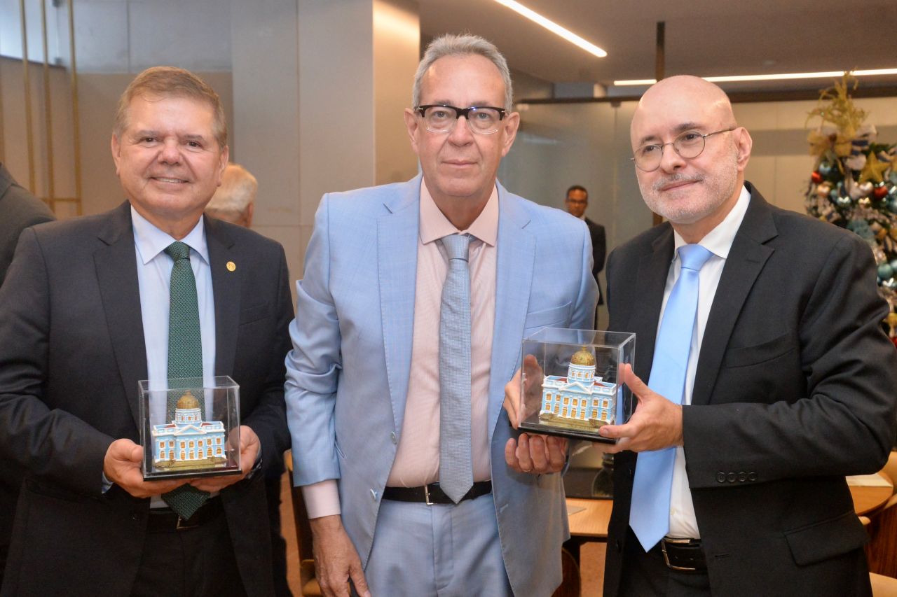 Encontro reuniu 37 deputados da Alepe e as cúpulas atual e futura do Tribunal de Justiça, reforçando a interlocução institucional entre os Poderes.