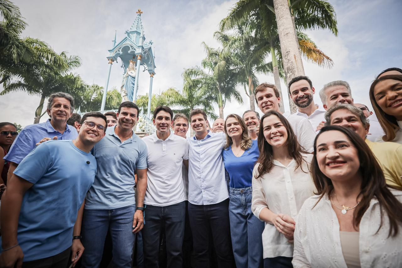 João Campos participa da celebração religiosa no Morro da Conceição acompanhado por lideranças estaduais de diferentes partidos