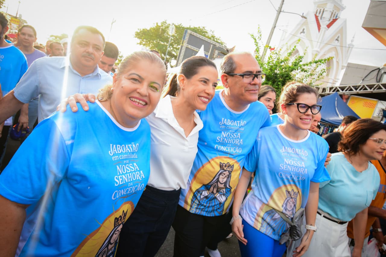 Mano e Andréa Medeiros lideram caminhada de 17 km ao Morro da Conceição e se reúnem com Raquel Lyra durante celebração religiosa