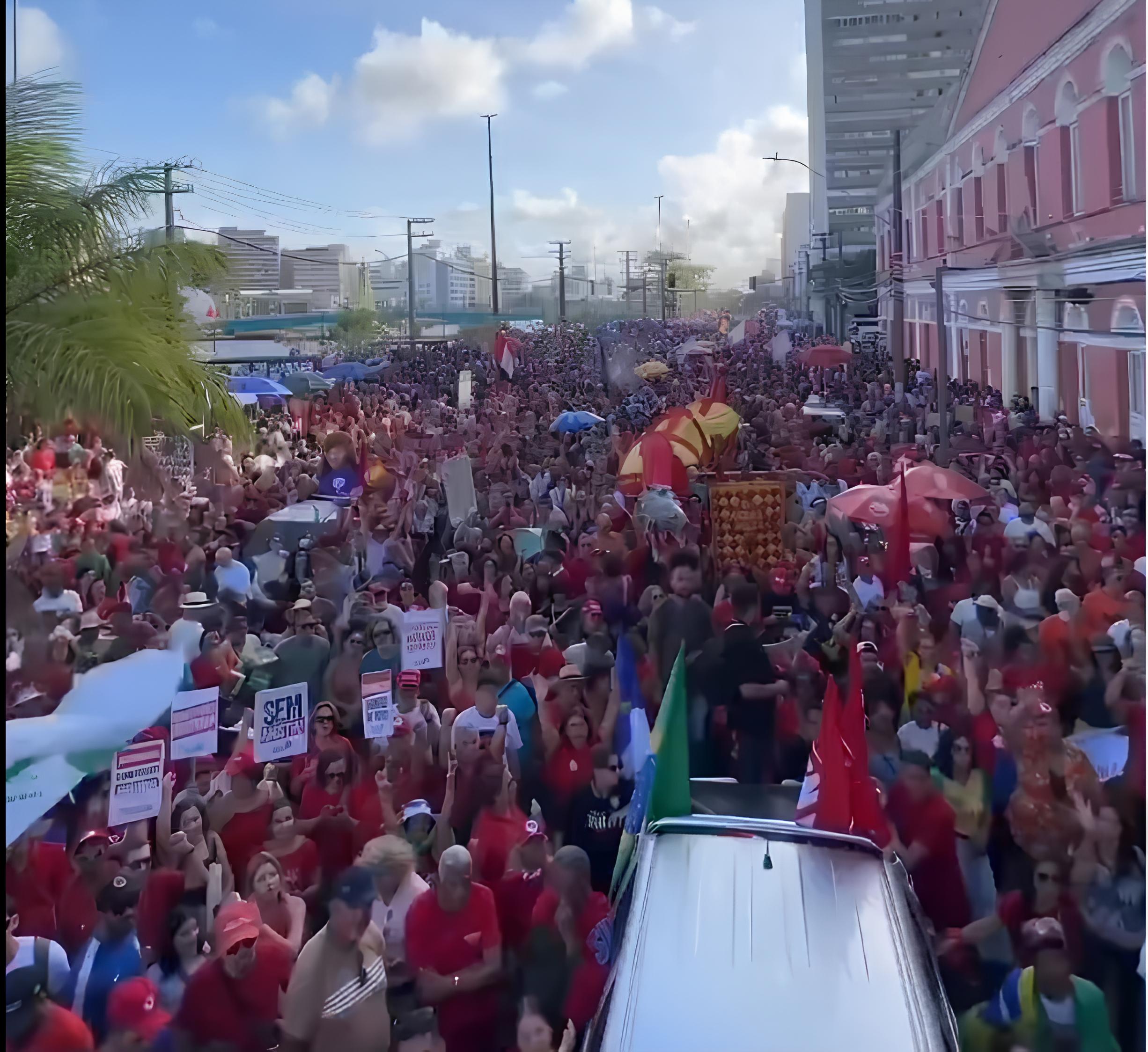 No Recife, os manifestantes foram à Rua da Aurora protestar contra o PL da Dosimetria