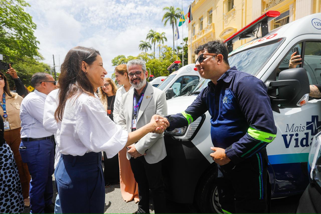 Pernambuco inicia a entrega de 40 ambulâncias de UTI móvel. Primeiro lote, com 10 veículos tipo D, reforça o transporte de pacientes na rede estadua