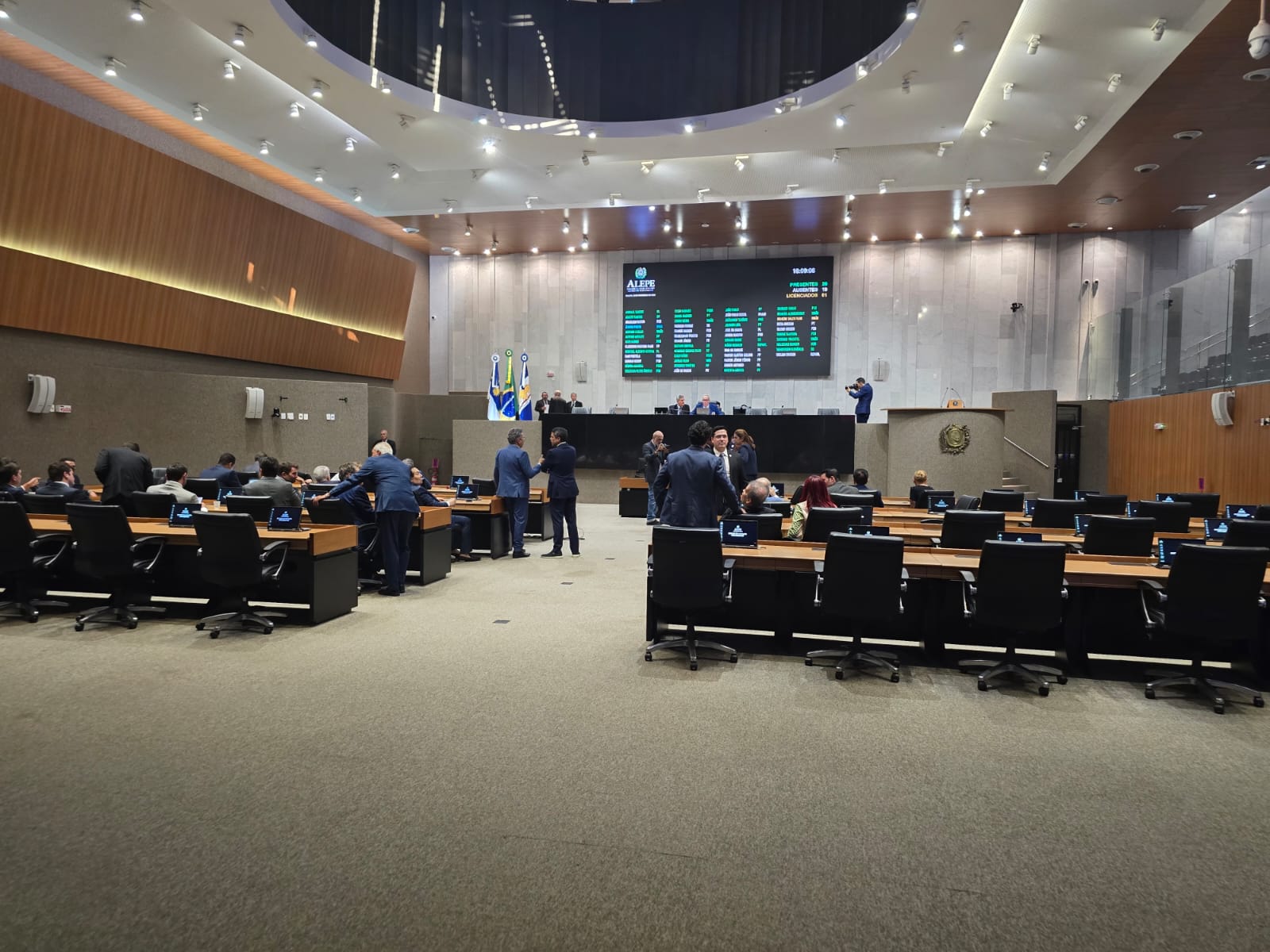 Pouco depois do anúncio do seu cancelamento, a sessão da Alepe foi retomada com votações Foto Márcio Didier