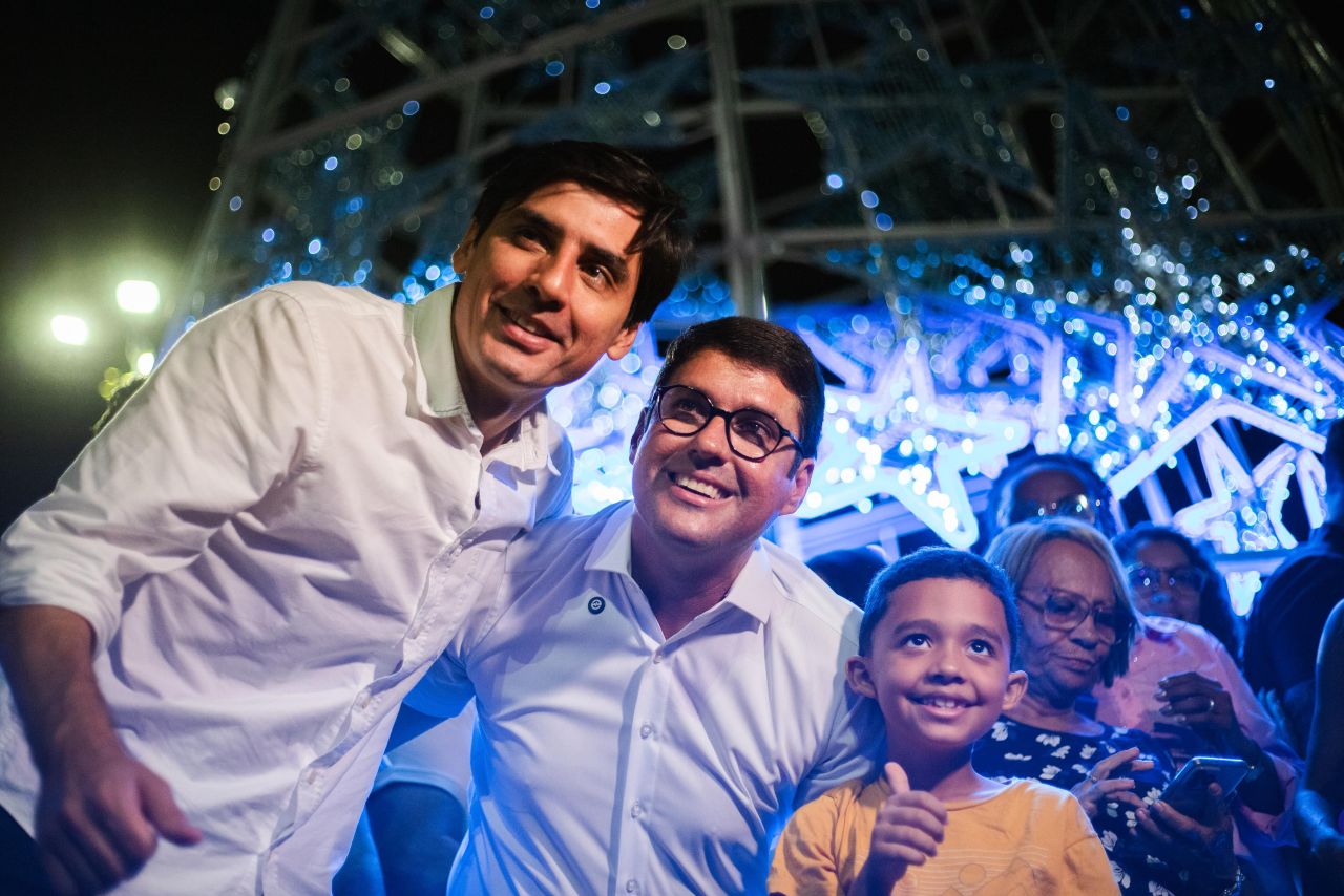 Prefeito Diego Cabral inaugura o Natal dos Sonhos em Camaragibe, com iluminação especial na Praça Maria Amazonas e programação aberta ao público durante dezembro
