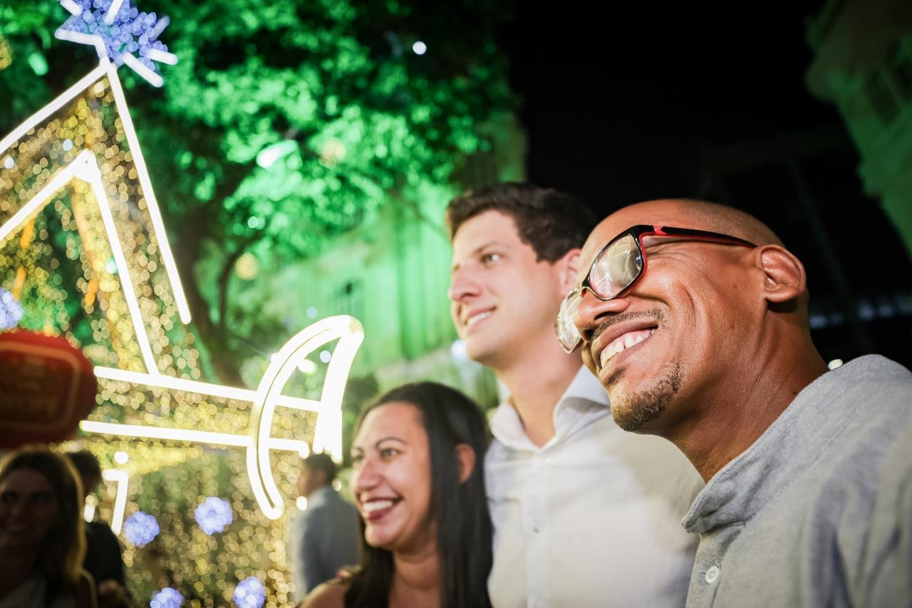 Recife acende mais de 4 milhões de pontos luminosos no ciclo natalino, com árvores gigantes, neve de espuma, vila temática na Rio Branco e mais de 80 atrações culturais