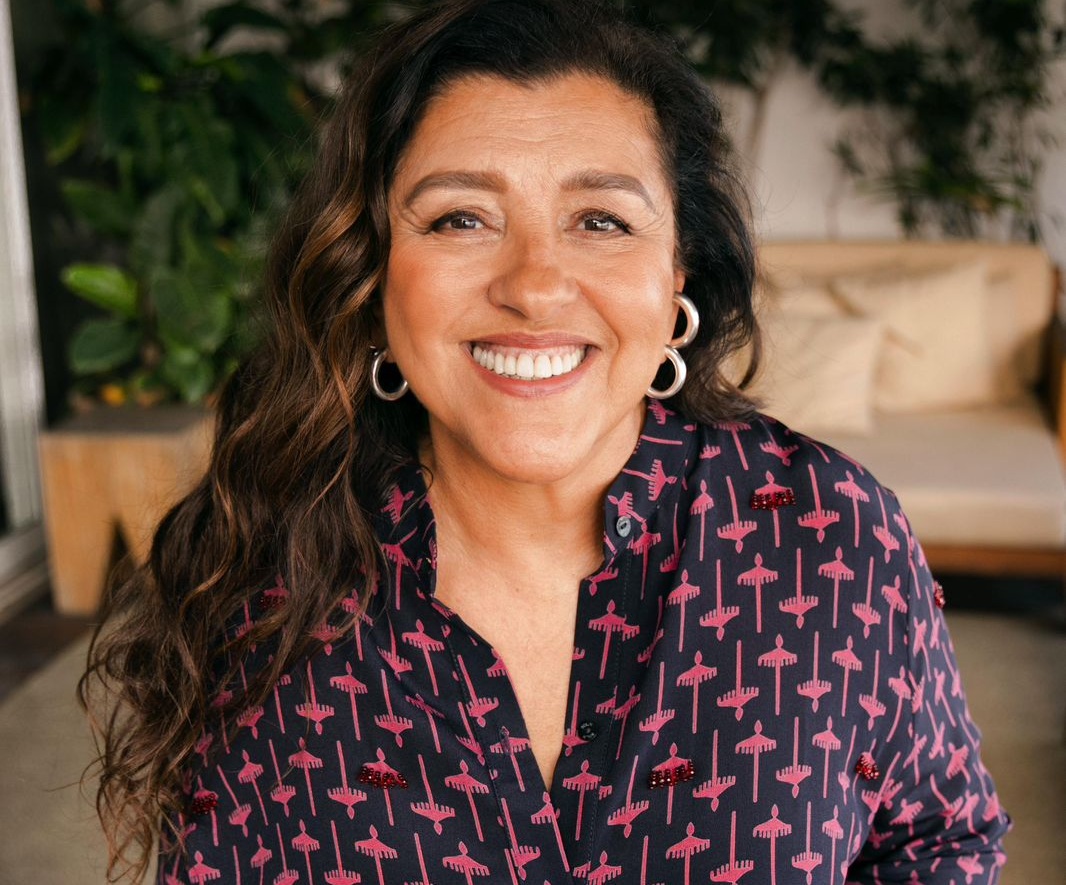 Regina Casé recebe títulos de Cidadã Recifense e Pernambucana em cerimônia na Alepe, reconhecendo seu vínculo com Pernambuco