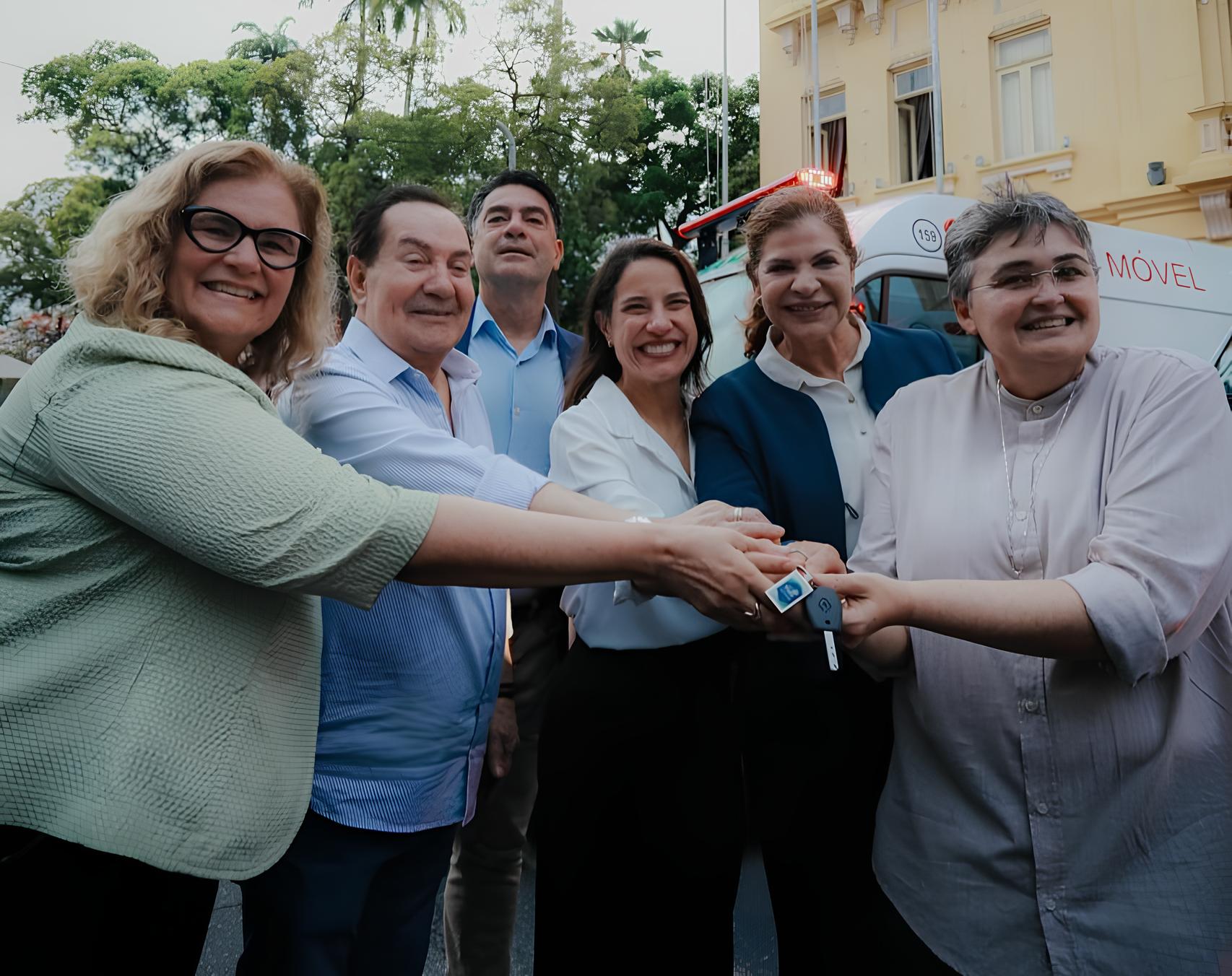 A governadora Raquel Lyra entregou UTIs móveis que vão auxiliar no atendimento de alguns municípios Foto Janaína Pepeu_Secom (27) (1)