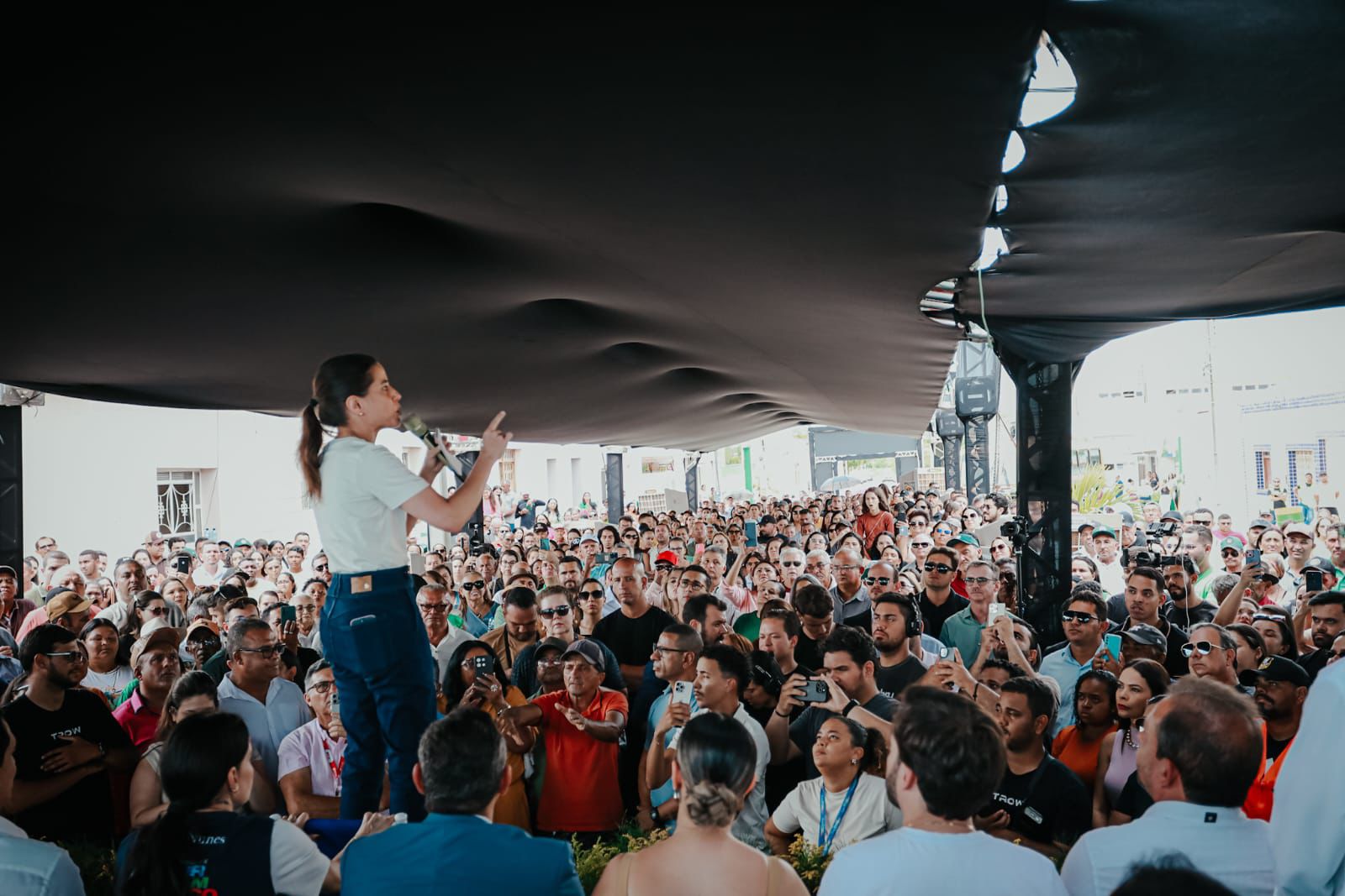 Governadora Raquel Lyra anuncia obras, entrega ônibus escolares, autoriza investimentos urbanos e educacionais e anuncia nova ETE no Sertão