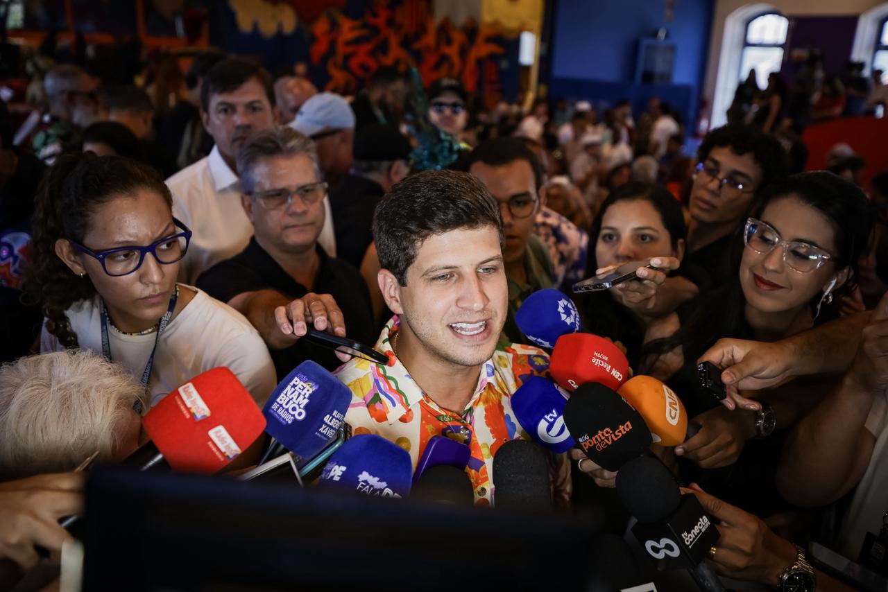 João Campos evita confirmar planos para 2026, diz que vive o mandato “com emoção da última vez” e reforça articulação política com o PT e Lula