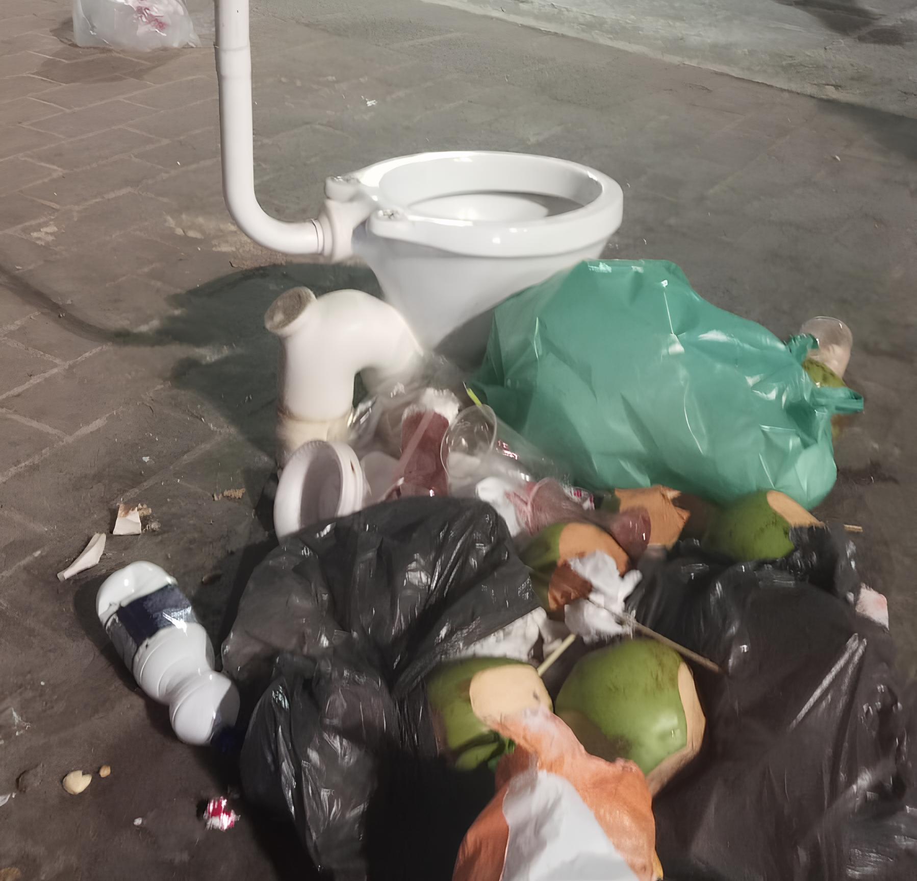 No Sítio Histórico de Olinda o lixo pode ser visto em vários pontos, isso num período de alta no turismo (1)