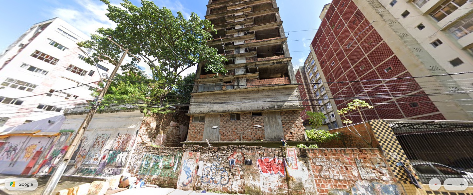 O prédio abandonado de 12 andares na Rua da União teve o processo de demolição iniciado pela P`refeitura do Recife nesta terça-feira (6) Foto Google Earth