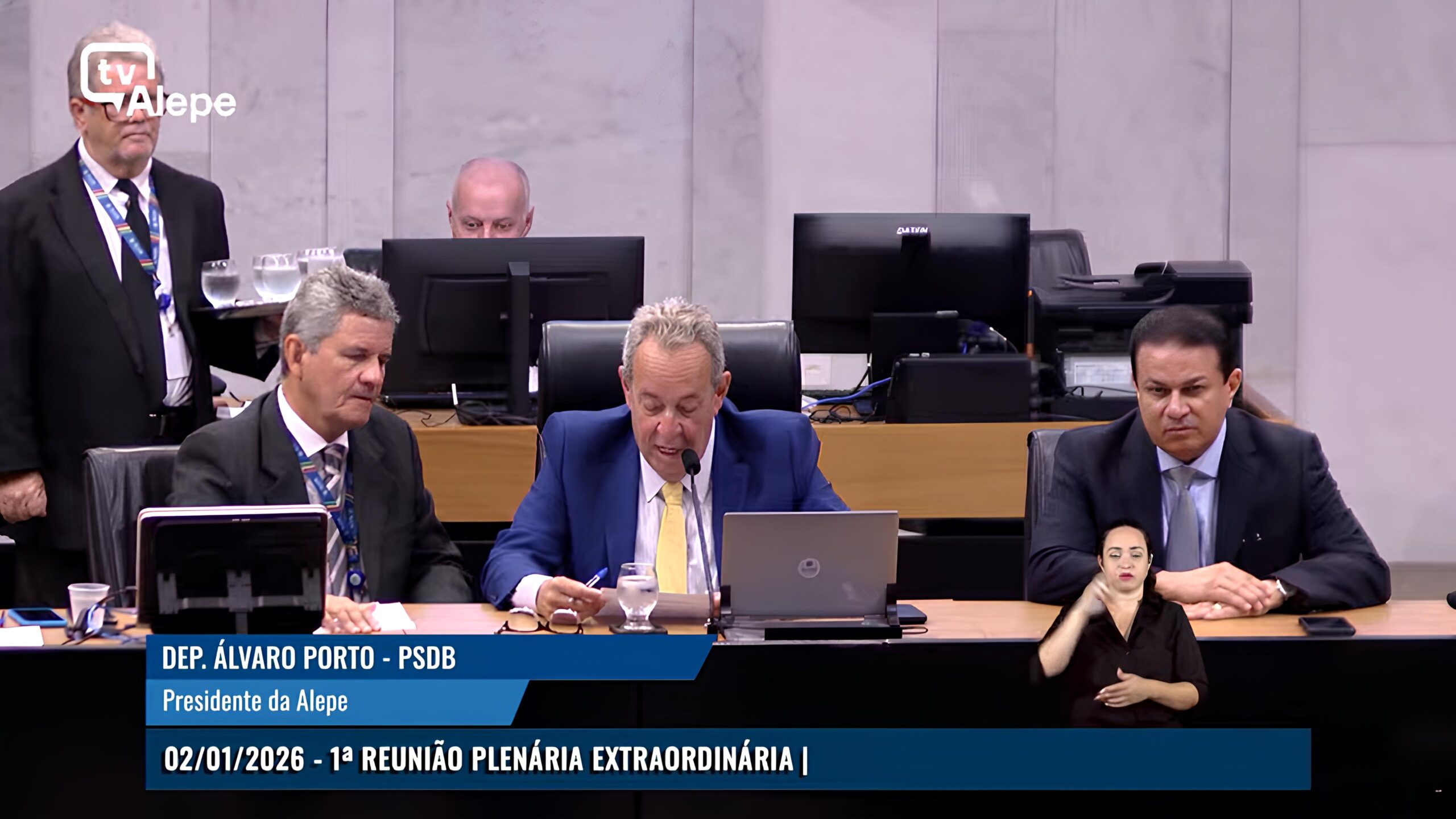 O presidente da Alepe, Álvaro Porto, comandou a rápida sessão que acatou o pedido da governadora Raquel Lyra de convocação extraordinária Foto Reprodução de vídeo (1)