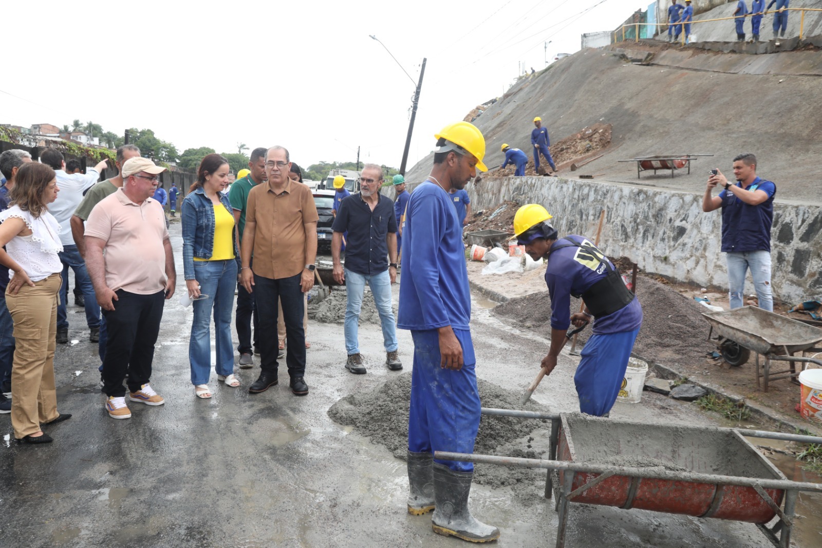 Prefeitura do Jaboatão mobiliza mais de 200 trabalhadores em mutirão de limpeza e manutenção urbana no bairro de Cavaleiro, com ações em vias, canais e encosta