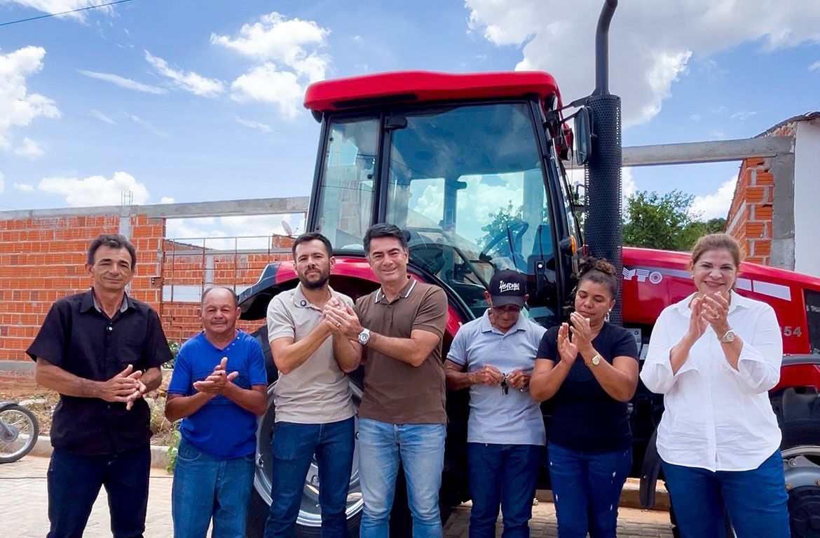 Socorro e Raimundo Pimentel entregam tratores, viabilizados por emendas parlamentares, a associações rurais em Araripina e Lagoa Grande