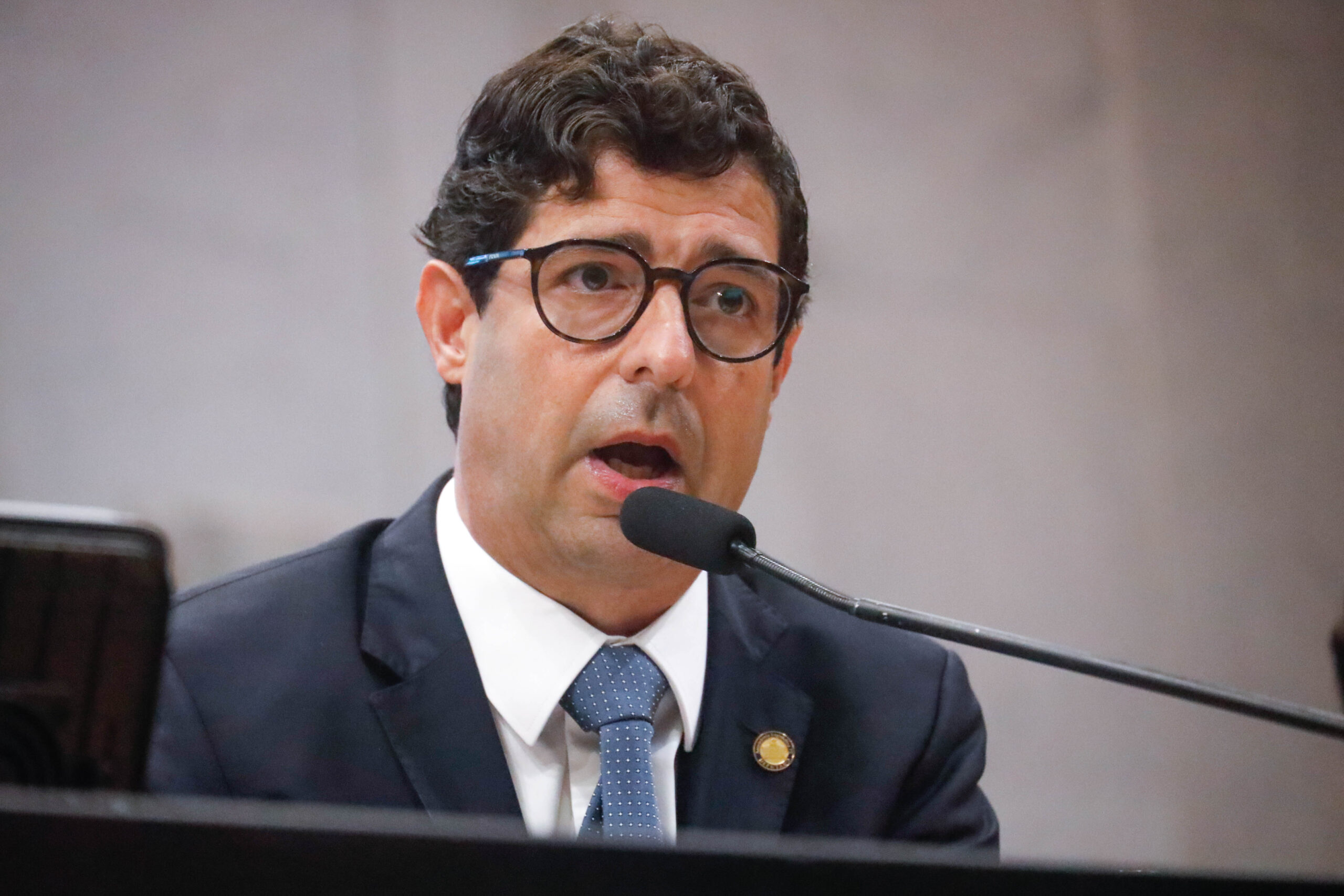 Vice-presidente, Rodrigo Farias assume comando do Legislativo durante ausência de Álvaro Porto e instala período extraordinário