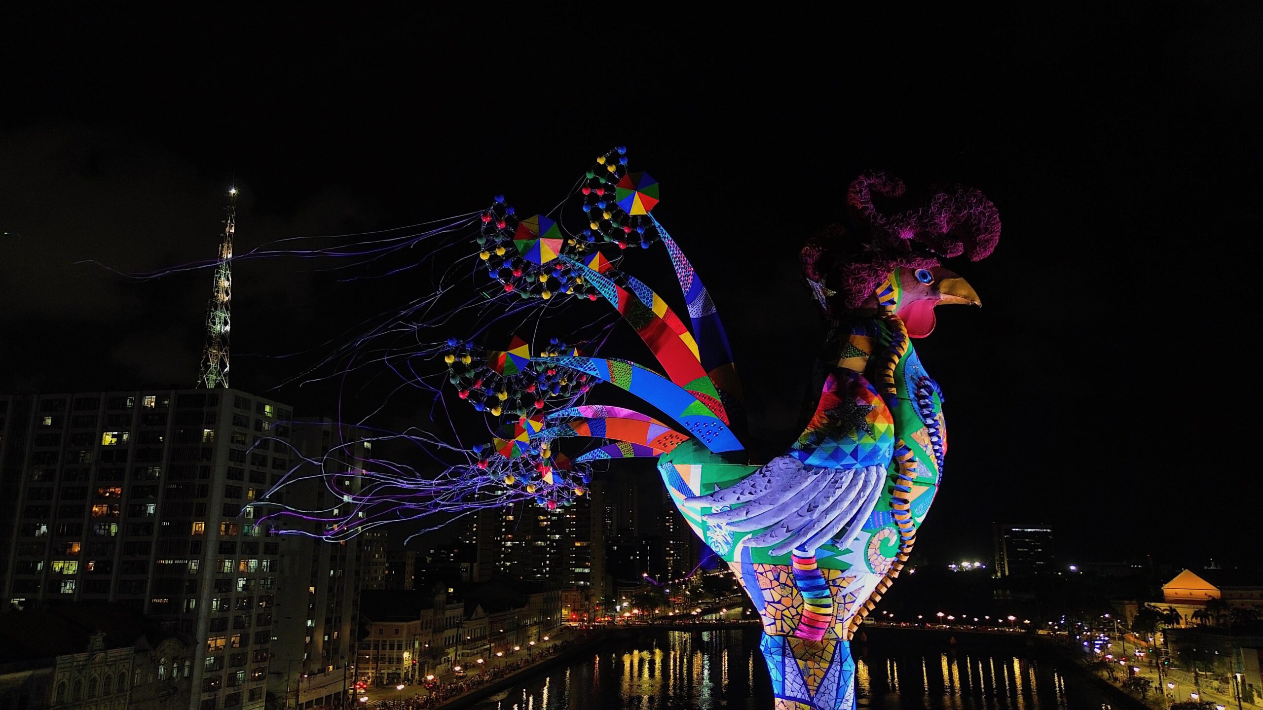 Galo da Fraternidade, com 32 metros, abre o Carnaval 2026 no Recife, homenageia Dom Helder Câmara e reúne sustentabilidade, tecnologia e ações de saúde mental