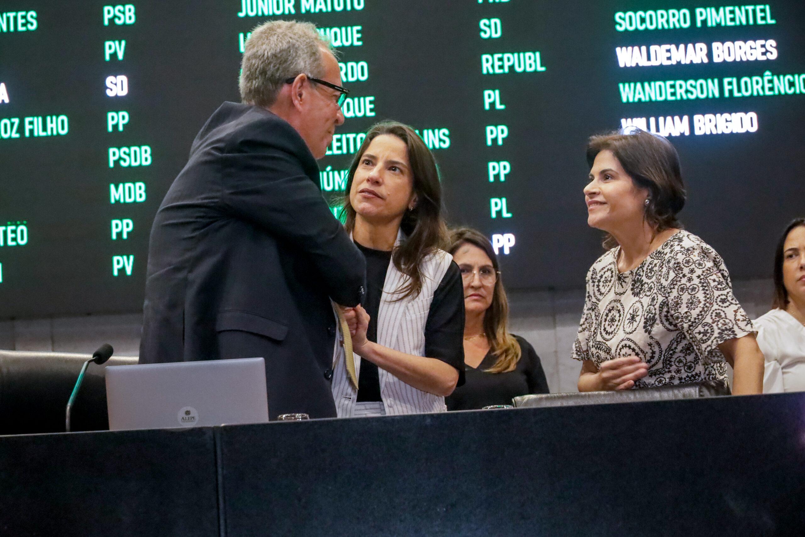 O encontro entre o presidente Álvaro Porto e a governadora Raquel Lyra respeitou o limite do protocolo Fotos Roberto Soares Alepe