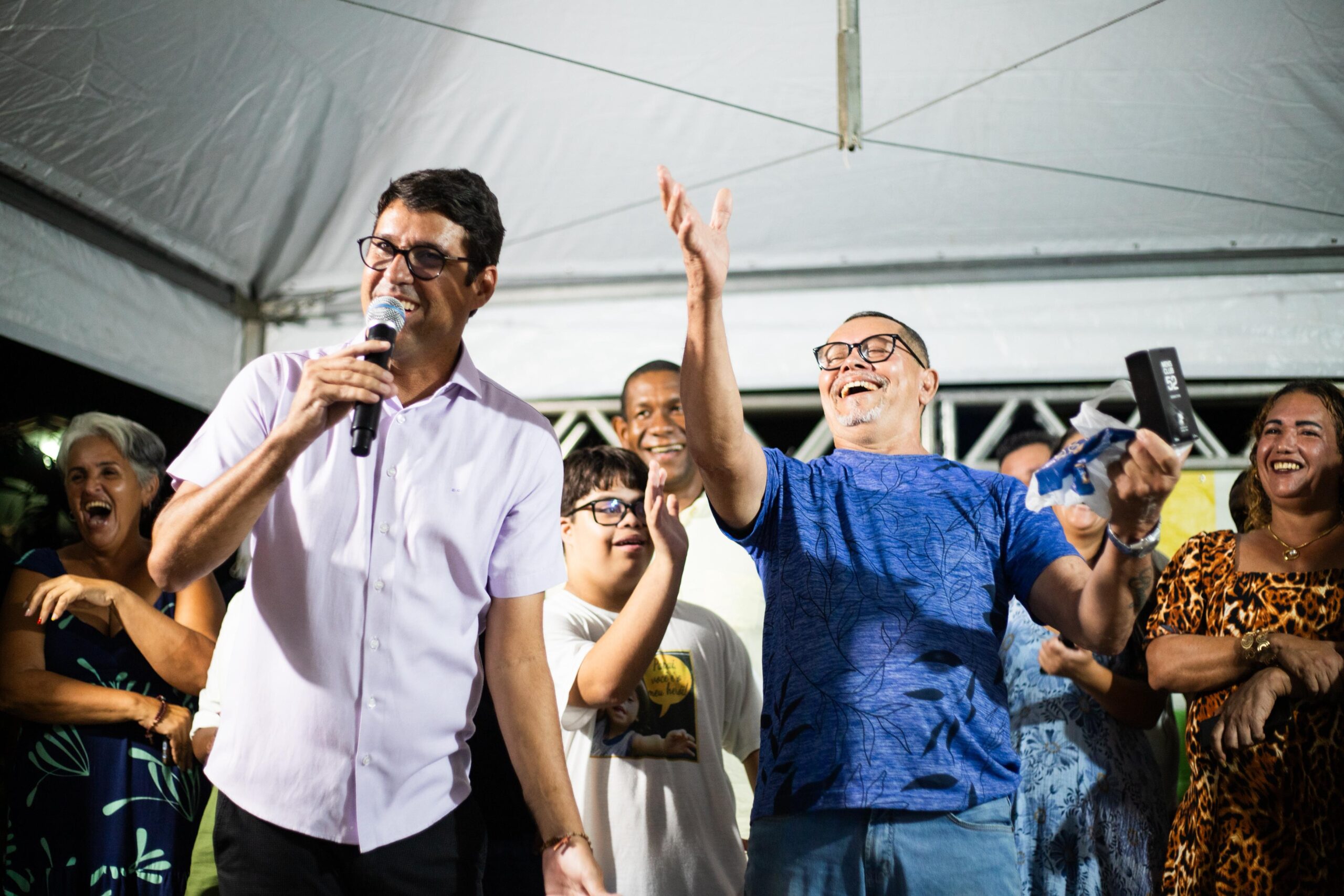 Prefeito de Camaragibe, Diego Cabral entrega pavimentação das duas ruas, no bairro do Viana, com investimento de R$ 1,4 milhão