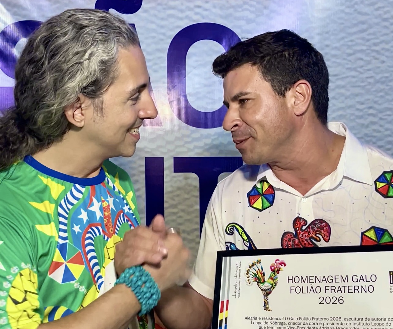 Reconhecimento a Carlos Veras ocorreu durante a subida da escultura que, em 2026, homenageia Dom Helder Câmara com o Folião Fraterno