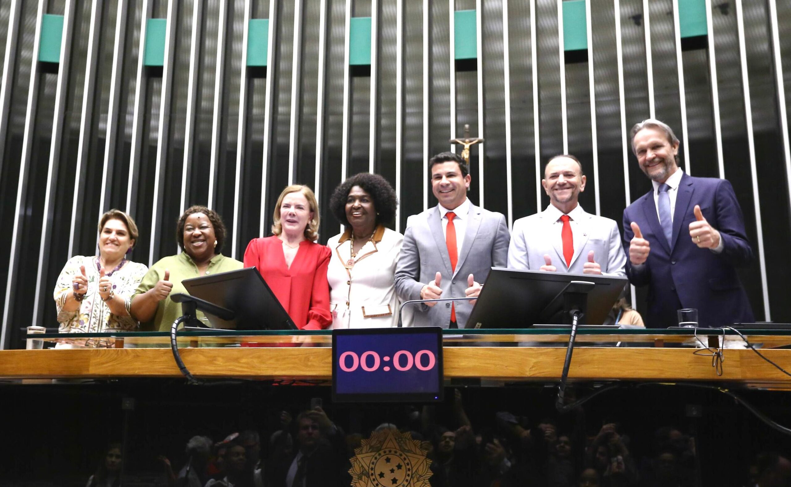 Sessão solene na Câmara dos Deputados celebrou os 46 anos do PT, com presença de lideranças nacionais e destaque para a trajetória política do partido