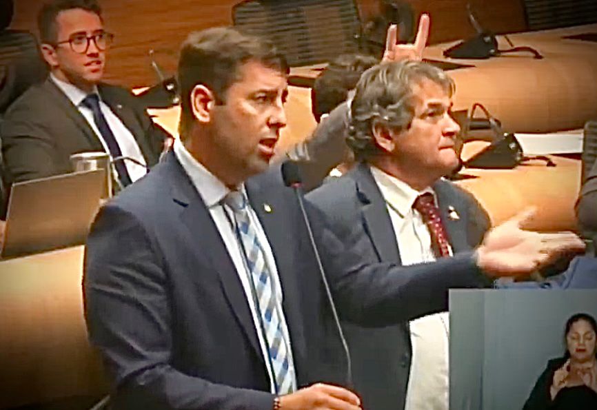 Vereador Chico Kiko anuncia ação judicial e representação no Conselho de Ética contra Eduardo Moura após gesto ofensivo em sessão da Câmara