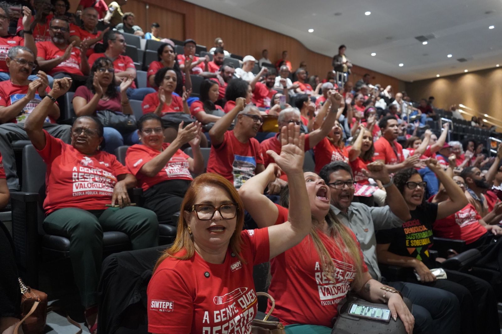 Alepe aprova reajuste de 5,4% para professores e servidores da educação em Pernambuco. Sintepe destaca impacto na carreira e efeitos a partir de 2026