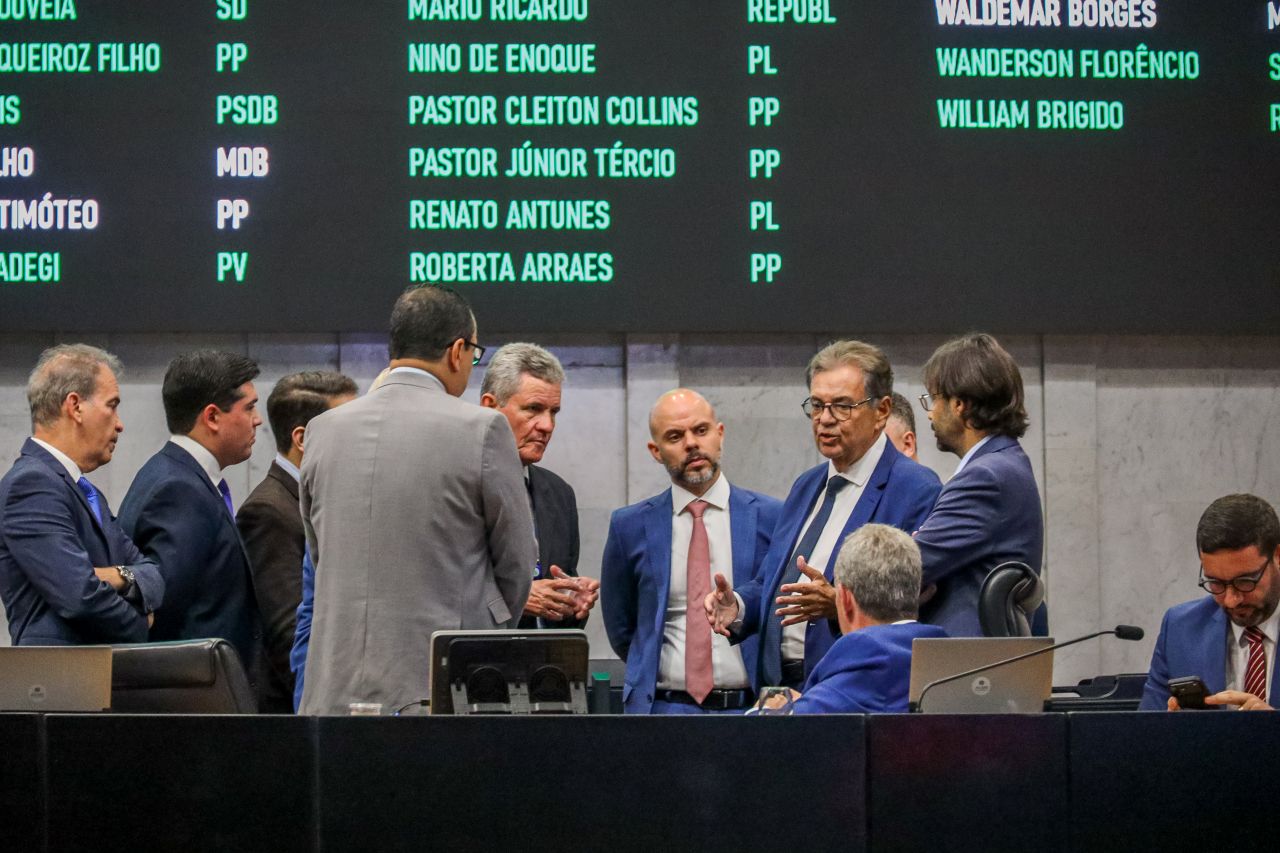 Confusão sobre a leitura da ata interrompe sessão na Alepe. Disputa sobre remanejamento de 20% opõe base e oposição