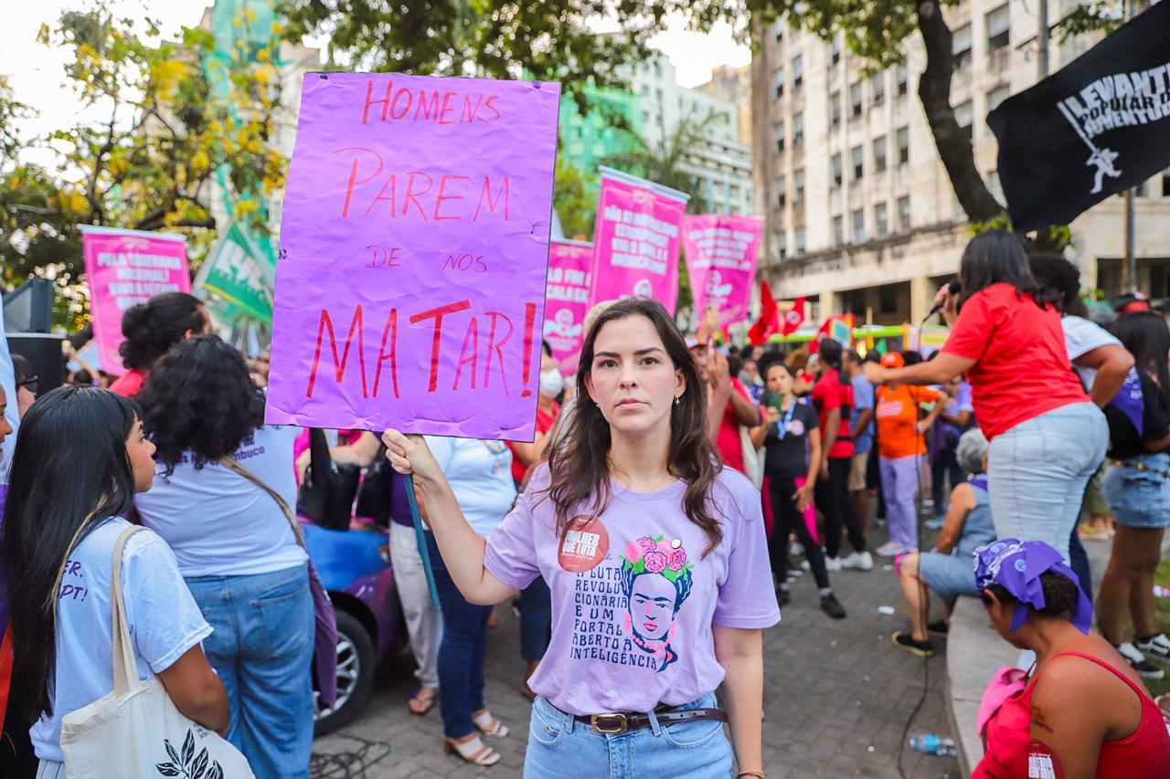 Deputada Maria Arraes destaca PLP que prevê R$ 5 bilhões para combater o feminicídio durante ato do Dia Internacional da Mulher no Recife