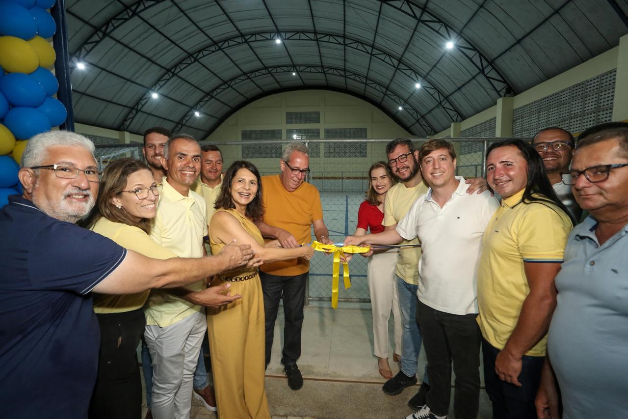 Entrega de praça e quadra em Paquevira reúne Álvaro e Gabriel Porto, Marília Arraes e lideranças que destacam ações da gestão municipal de Canhotinho