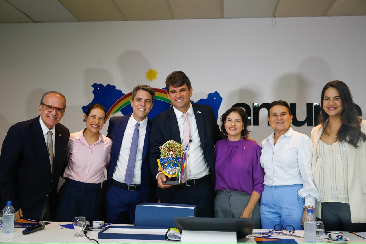 Governadora participou da posse de Pedro Freitas na Amupe e citou ações estaduais em áreas como saneamento, educação e saúde
