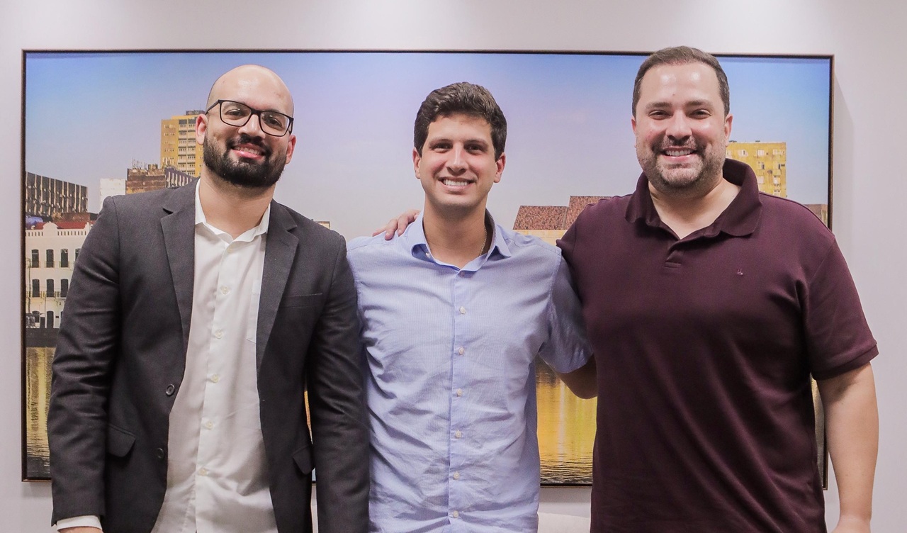 O prefeito João Campos promoveu a volta do secretário Marcvo Aurélio Filho ao cargo de vereador. Com isso, Osmar Ricardo volta à suplência