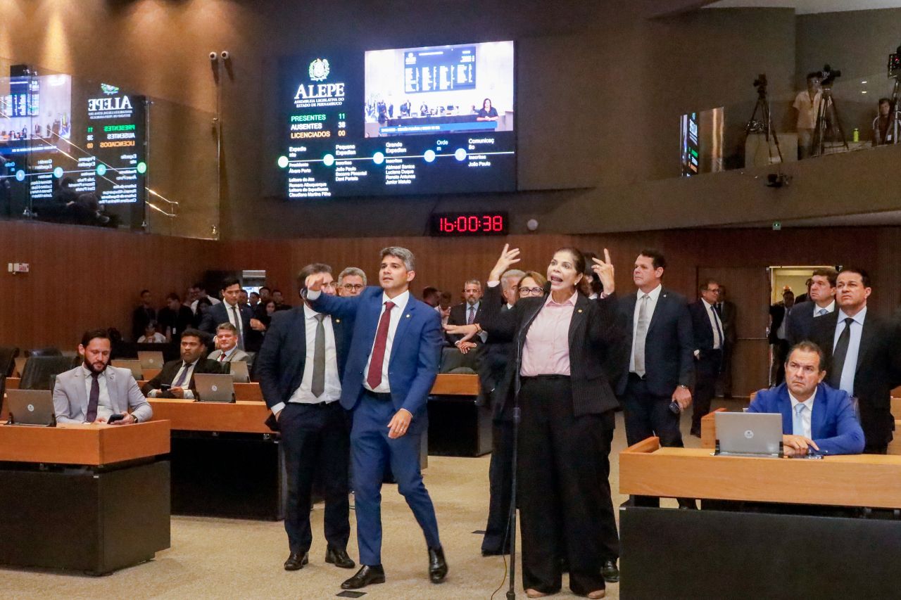 Os deputados da base governistas na Alepe criticaram a condução da votação, sem que fosse possível permitir o remanejamento do orçamento